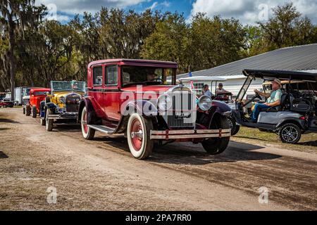 Fort Meade, FL - 26 février 2022 : vue grand angle à l'angle avant d'une berline 1929 Packard 640 Custom 8 Club lors d'un salon de voiture local. Banque D'Images