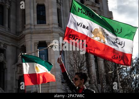 Madrid, Espagne. 11th mars 2023. Une femme agitant le drapeau iranien avec les mots « femme, vie, liberté » lors d'une manifestation où la communauté iranienne de Madrid manifeste contre les centaines de jeunes filles empoisonnées en Iran dans une tentative présumée de fermer des écoles depuis novembre dernier. Credit: Marcos del Mazo/Alay Live News Banque D'Images