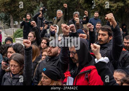 Istanbul, Istanbul, Turquie. 11th mars 2023. Berkin Elvan était dans le coma pendant 264 jours après qu'une cartouche de gaz tirée par la police a frappé sa tête lors des manifestations du parc Taksim Gezi le 16 juin 2013. Berkin Elvan, Qui est décédé à l'âge de 15 ans sur 11 mars 2014, a été commémoré par la famille Elvan et les proches à sa tombe cette année aussi. (Credit image: © Tolga Uluturk/ZUMA Press Wire) USAGE ÉDITORIAL SEULEMENT! Non destiné À un usage commercial ! Banque D'Images