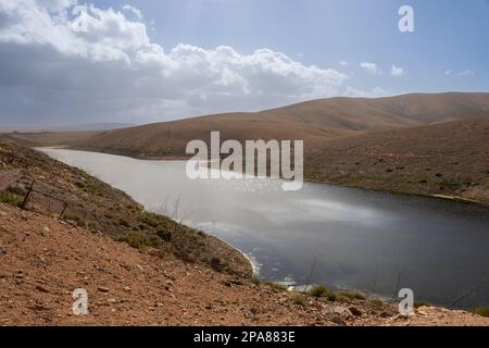 Le plus grand réservoir d'eau douce des îles, situé dans une vallée. La meilleure zone d'observation des oiseaux. Ciel nuageux en hiver. Embalse de los Molinos, Banque D'Images