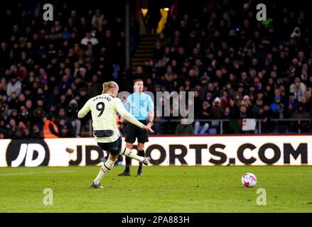 Erling Haaland de Manchester City marque le premier but du match de la première ligue à Selhurst Park, Londres. Date de la photo: Samedi 11 mars 2023. Banque D'Images