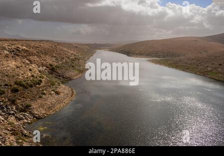 Le plus grand réservoir d'eau douce des îles, situé dans une vallée. La meilleure zone d'observation des oiseaux. Ciel nuageux en hiver. Embalse de los Molinos, Banque D'Images