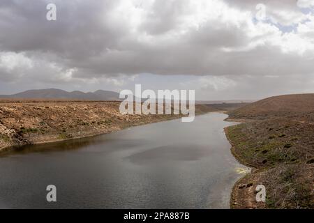 Le plus grand réservoir d'eau douce des îles, situé dans une vallée. La meilleure zone d'observation des oiseaux. Ciel nuageux en hiver. Embalse de los Molinos, Banque D'Images