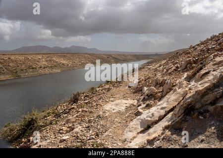 Le plus grand réservoir d'eau douce des îles, situé dans une vallée. La meilleure zone d'observation des oiseaux. Ciel nuageux en hiver. Embalse de los Molinos, Banque D'Images