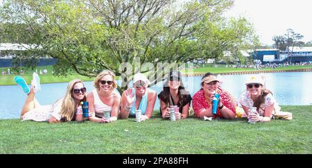 Ponte Vedra Beach, Floride, États-Unis. 10th mars 2023. Les fans posent pour une photo pendant le deuxième tour du championnat JOUEURS 2023 à TPC Sawgrass. (Credit image: © Debby Wong/ZUMA Press Wire) USAGE ÉDITORIAL SEULEMENT! Non destiné À un usage commercial ! Banque D'Images