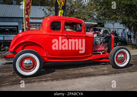 Fort Meade, FL - 26 février 2022: Vue latérale haute perspective d'un coupé Ford 5 1932 Hot Rod à un salon de voiture local. Banque D'Images