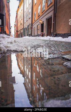 Vue sur la route au milieu des bâtiments de la ville en hiver Banque D'Images