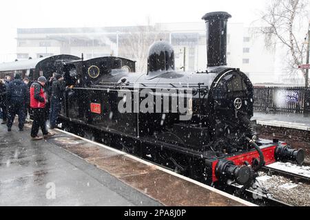 La locomotive à vapeur à réservoir de charbon LNWR construite en 1888 a été admirée par les passagers et les passionnés à la gare de Keighley par une journée enneigée Banque D'Images