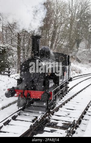 La locomotive à vapeur à réservoir de charbon LNWR a construit 1888 hunting à la station d'Oxenhope en hiver blizzard et neige sur le chemin de fer de préservation de la vallée de la Worth Banque D'Images