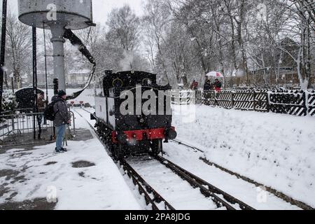 La locomotive à vapeur à réservoir de charbon LNWR a construit 1888 en préparation pour changer de voie dans un blizzard de neige à la gare d'Oxenhope sur le chemin de fer Keighley & Worth Valley Banque D'Images