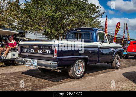 Fort Meade, FL - 26 février 2022 : vue d'angle arrière à haute perspective d'un pick-up F-100 1966 de Ford lors d'un salon de voiture local. Banque D'Images