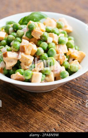 Salade de pois avec des produits laitiers Fromage vegan et morceaux de saucisses. Banque D'Images