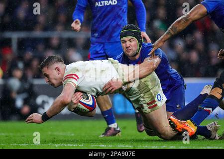 Freddie Stewart, en Angleterre, a fait un essai malgré Gregory Alldritt, en France, lors du match Guinness des six Nations au stade de Twickenham, à Londres. Date de la photo: Samedi 11 mars 2023. Banque D'Images