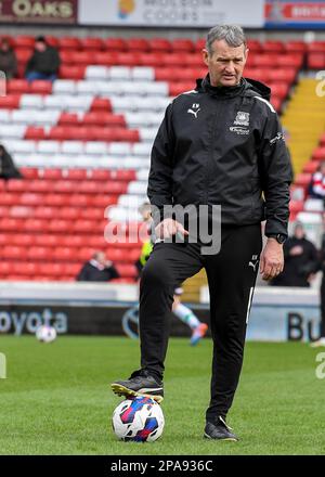 Plymouth Argyle l'entraîneur de première équipe Kevin Nancekivell s'échauffe pendant le match Sky Bet League 1 contre Plymouth Argyle à Barnsley, Barnsley, Royaume-Uni, 11th mars 2023 (photo de Stanley Kasala/News Images) Banque D'Images