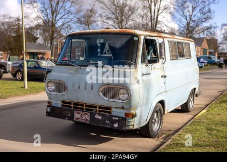 1963 Ford Econoline «BHK 289A» exposée à l'assemblée Ford tenue au Bicester Heritage Centre le 26th février 2023. Banque D'Images