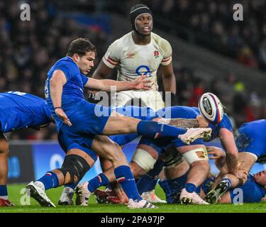 Antoine Dupont de France lance le terrain lors du match Guinness 6 Nations 2023 Angleterre contre France au stade de Twickenham, Twickenham, Royaume-Uni, 11th mars 2023 (photo de Craig Thomas/News Images) Banque D'Images