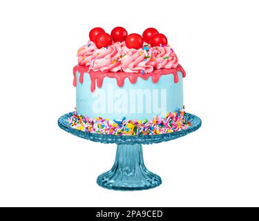 Gâteau d'anniversaire sur un stand avec ganache rouge, saupoudrés colorés et boules de cerise isolées sur un fond blanc pur. Amusant, tendance et un peu rétro. Banque D'Images