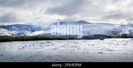 Un panorama d'une journée d'hiver dans les Brecon Beacons au sud du pays de Galles au Royaume-Uni Banque D'Images