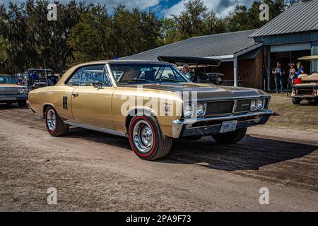 Fort Meade, FL - 26 février 2022 : vue panoramique d'un toit rigide 2 portes de luxe Beaumont Sport 1967 de Pontiac à un salon de voiture local. Banque D'Images