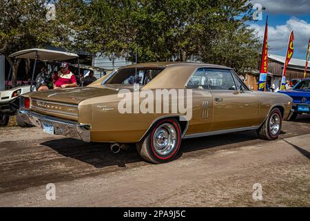 Fort Meade, FL - 26 février 2022 : vue d'angle arrière à haute perspective d'un toit rigide 2 portes de luxe Beaumont Sport 1967 de Pontiac lors d'un salon de voiture local. Banque D'Images