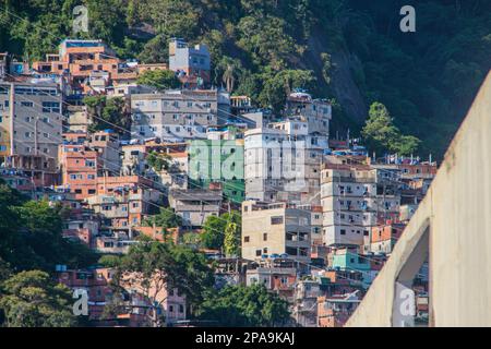 Rocinha Favela à Rio de Janeiro, Brésil - 18 janvier 2023: Favela da Rocinha vu du quartier de Sao Conrado à Rio de Janeiro. Banque D'Images