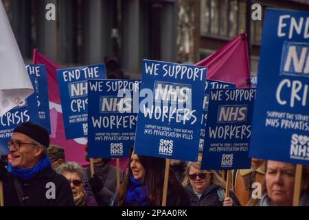 Londres, Royaume-Uni. 11th mars 2023. Manifestants sur Tottenham court Road. Des milliers de personnes ont défilé dans le centre de Londres pour soutenir les travailleurs du NHS et du NHS et pour protester contre la privatisation du NHS. Banque D'Images