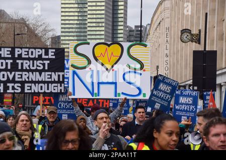 Londres, Royaume-Uni. 11th mars 2023. Manifestants sur Tottenham court Road. Des milliers de personnes ont défilé dans le centre de Londres pour soutenir les travailleurs du NHS et du NHS et pour protester contre la privatisation du NHS. Banque D'Images