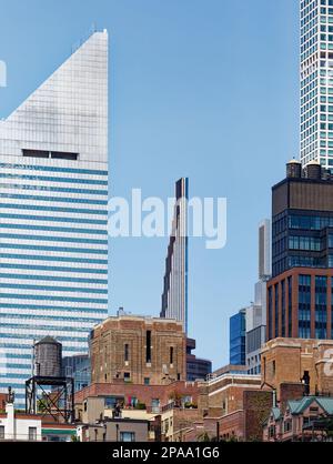 NYC Midtown : le gratte-ciel le plus fin au monde, le 111 West 57th Street, alias Steinway Tower, est une aiguille en verre et en terre cuite au milieu de ses voisins « gras ». Banque D'Images