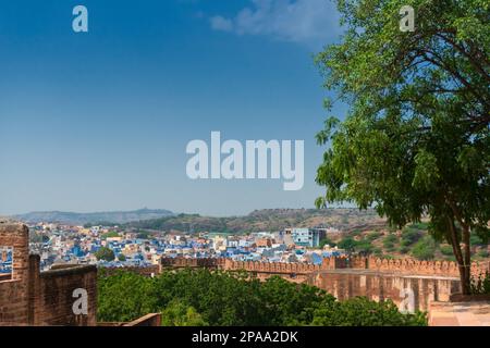 Belle vue sur la ville de Jodhpur depuis le fort Mehrangarh, Rajasthan, Inde. Jodhpur est appelé ville bleue depuis Hindou Brahmins là culte Seigneur Shiva, Banque D'Images