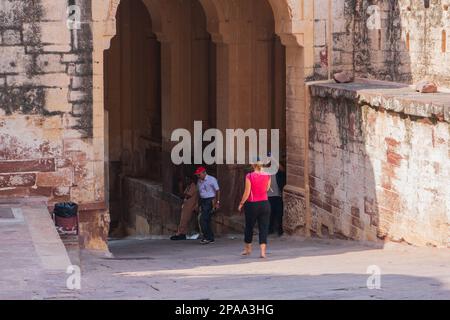 Jodhpur, Rajasthan, Inde - 19 octobre 2019 : touriste étrangère visitant le célèbre fort de Mehrangarh. Le fort de Mehrangarh est un site du patrimoine de l'UNESCO. Banque D'Images
