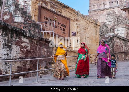 Jodhpur, Rajasthan, Inde - 19 octobre 2019 : des femmes du Rajasthan portant des sarees indiens colorés visitant le fort de Mehrangarh. Site du patrimoine mondial de l'UNESCO. Banque D'Images