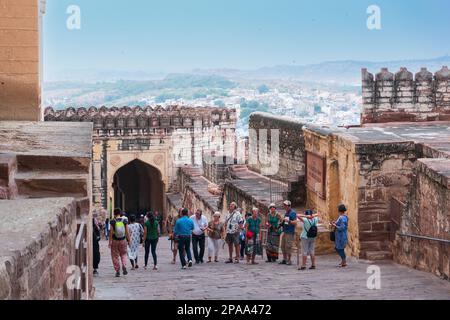 Jodhpur, Rajasthan, Inde - 19 octobre 2019 : touristes étrangers et touristes visitant le célèbre fort de Mehrangarh, le fort de Mehrangarh est un site de l'UNESCO. Banque D'Images