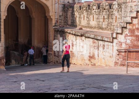 Jodhpur, Rajasthan, Inde - 19th octobre 2019 : touriste étranger féminin visitant le célèbre fort Mehrangarh. Le fort Mehrangarh est classé au patrimoine mondial de l'UNESCO Banque D'Images