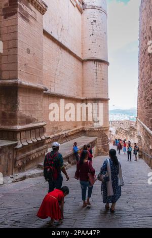 Jodhpur, Rajasthan, Inde - 19 octobre 2019 : famille de touristes indiens visitant le célèbre fort de Mehrangarh, le fort de Mehrangarh est un site du patrimoine mondial de l'UNESCO. Banque D'Images