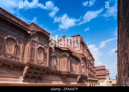 Jharokha, fenêtre en pierre faisant saillie du mur, dans un étage supérieur, surplombant le fort de Mehrangarh, Jodhpur, Rajasthan, Inde. Jhanki Mahal, pour les femmes royales. Banque D'Images