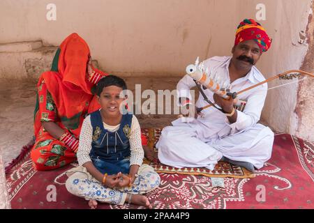 Jodhpur, Rajasthan, Inde - 18th octobre 2019: Rajasthani artiste de musique folklorique masculin avec la famille en robe traditionnelle, jouant sarengi au fort de Meharnais. Banque D'Images