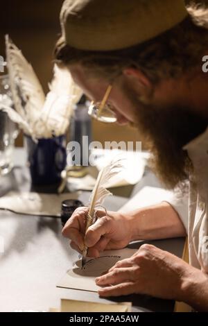 Erfurt, Allemagne. 11th mars 2023. L'artiste de la calligraphie israélienne Kalman Gavriel Delmoor attire devant un auditoire pendant la « longue nuit des synagogues » à l'ancienne synagogue. Les synagogues et les anciens synagogues sont ouvertes dans la nuit après la fin de Shabbat. Là, ainsi que dans d'autres endroits avec une connexion juive, des visites guidées, des concerts ou des conférences auront lieu, fournissant des informations sur les histoires de vie ou la vie juive quotidienne. Credit: Michael Reichel/dpa/Alay Live News Banque D'Images