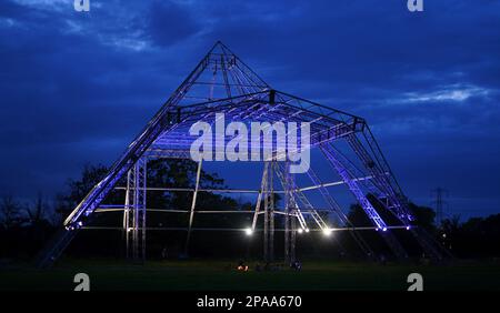Le vide Pyramid Stage à la ferme digne, Pilton, maison du festival Glastonbury, illuminé la nuit. Banque D'Images