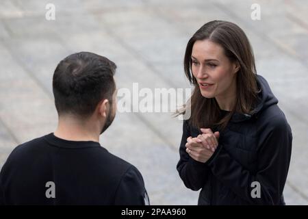 Kiev, Ukraine. 11th mars 2023. Le Premier ministre finlandais, Sanna Marin, à droite, salue le président ukrainien Volodymyr Zelenskyy à son arrivée au Palais Mariinsky, à 10 mars 2023, à Kiev, en Ukraine. Crédit: Pool photo/Bureau de presse présidentiel ukrainien/Alamy Live News Banque D'Images