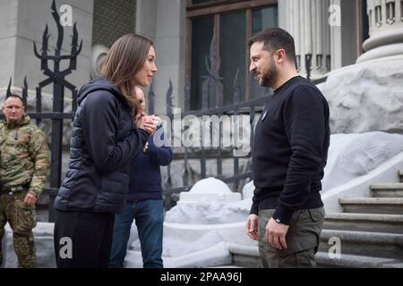 Kiev, Ukraine. 10th mars 2023. Le Premier ministre finlandais Sanna Marin, à gauche, salue le président ukrainien Volodymyr Zelenskyy à son arrivée au Palais Mariinsky, à 10 mars 2023, à Kiev, en Ukraine. Crédit: Pool photo/Bureau de presse présidentiel ukrainien/Alamy Live News Banque D'Images