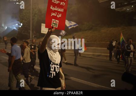 Tel Aviv, Israël. 11th mars 2023. Des manifestants israéliens bloquent la route au cours d'une manifestation contre la réforme du système juridique prévue par le gouvernement. Crédit : Ilia Yefimovich/dpa/Alay Live News Banque D'Images