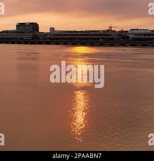 Vue sur la Garonne et le bord de la rivière au coucher du soleil à Bordeaux Banque D'Images