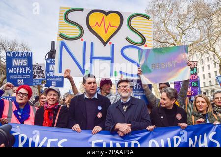 Londres, Royaume-Uni. 11th mars 2023. L'ancien leader travailliste Jeremy Corbyn (au centre à droite) et le député travailliste Richard Burgon (au centre à gauche) rejoignent la manifestation à l'extérieur de Downing Street. Des milliers de personnes ont défilé dans le centre de Londres pour soutenir le NHS (National Health Service) et les travailleurs du NHS, et pour protester contre la privatisation du NHS. Crédit : SOPA Images Limited/Alamy Live News Banque D'Images