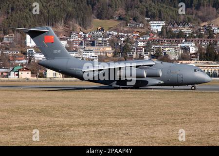 Un taxi China Air Force Xian y-20A à l'aéroport d'Innsbruck Kranebitten. Le Xian y-20 est un grand avion de transport militaire développé par la Xi'an Aircraft Industrial Corporation pour la République populaire de Chine. Le y-20 peut également accueillir environ 300 soldats, 200 portées ou environ 110 parachutistes. La Force aérienne de l'Armée populaire de libération exploite une flotte importante et variée de quelque 4 000 appareils, dont environ 2 300 sont des avions de combat (chasseurs, attaquants et bombardiers). La Chine possède la deuxième flotte d'avions de combat actifs et le troisième en importance Banque D'Images