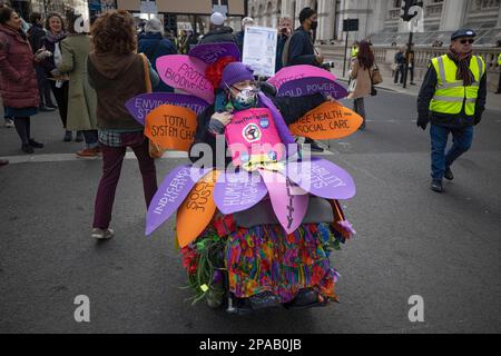 Londres, Royaume-Uni. 11th mars 2023. Un supporter désactivé est vu pendant la démonstration. Le groupe de campagne SOS NHS et d'autres syndicats ont organisé une marche de l'hôpital University College de Londres à Downing Street pour demander un financement d'urgence au National Health Service (NHS) du gouvernement britannique pour soutenir les services et le personnel et non pour privatiser le secteur de la santé avant le printemps du chancelier Budget du 15th mars 2023. Crédit : SOPA Images Limited/Alamy Live News Banque D'Images