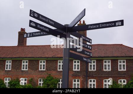 Londres, Royaume-Uni : Hampton court Palace, panneau indiquant les directions vers les installations Banque D'Images