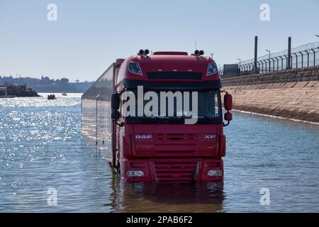 Saint-Malo, France - 02 juin 2020 : taxi en semi-remorque surpris par la marée montante au port des Sablons. Banque D'Images