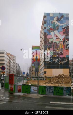 Paris, France - 21 décembre 2017 : série de deux peintures murales, situées sur le boulevard Vincent Auriol, près du métro Chevaleret dans le 13th arrondissement Banque D'Images