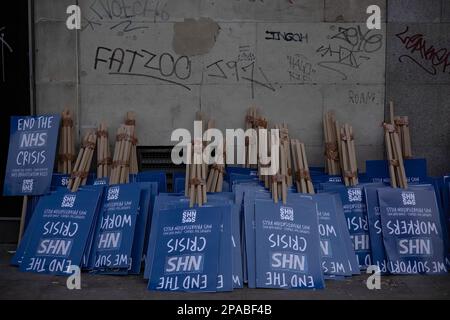 Londres, Royaume-Uni. 11th mars 2023. Les écriteaux sont visibles en veille avant le mois de mars. Le groupe de campagne SOS NHS et d'autres syndicats ont organisé une marche de l'hôpital University College de Londres à Downing Street pour demander un financement d'urgence au National Health Service (NHS) du gouvernement britannique pour soutenir les services et le personnel et non pour privatiser le secteur de la santé avant le printemps du chancelier Budget du 15th mars 2023. (Photo de Hesther ng/SOPA Images/Sipa USA) crédit: SIPA USA/Alay Live News Banque D'Images