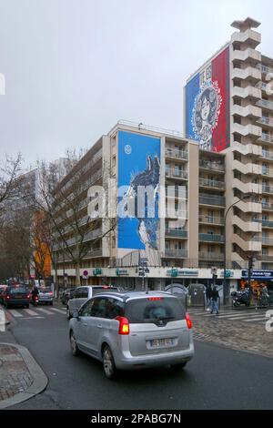 Paris, France - 21 décembre 2017 : série de deux peintures murales, situées sur le boulevard Vincent Auriol, près du métro Chevaleret dans le 13th arrondissement Banque D'Images